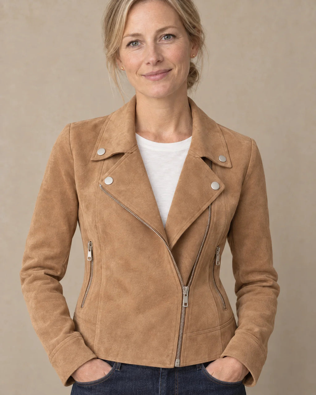 Korte Jas Dames Bikermodel met Schuine Rits in Camel, gedragen door model, detail van kraag en schuine rits