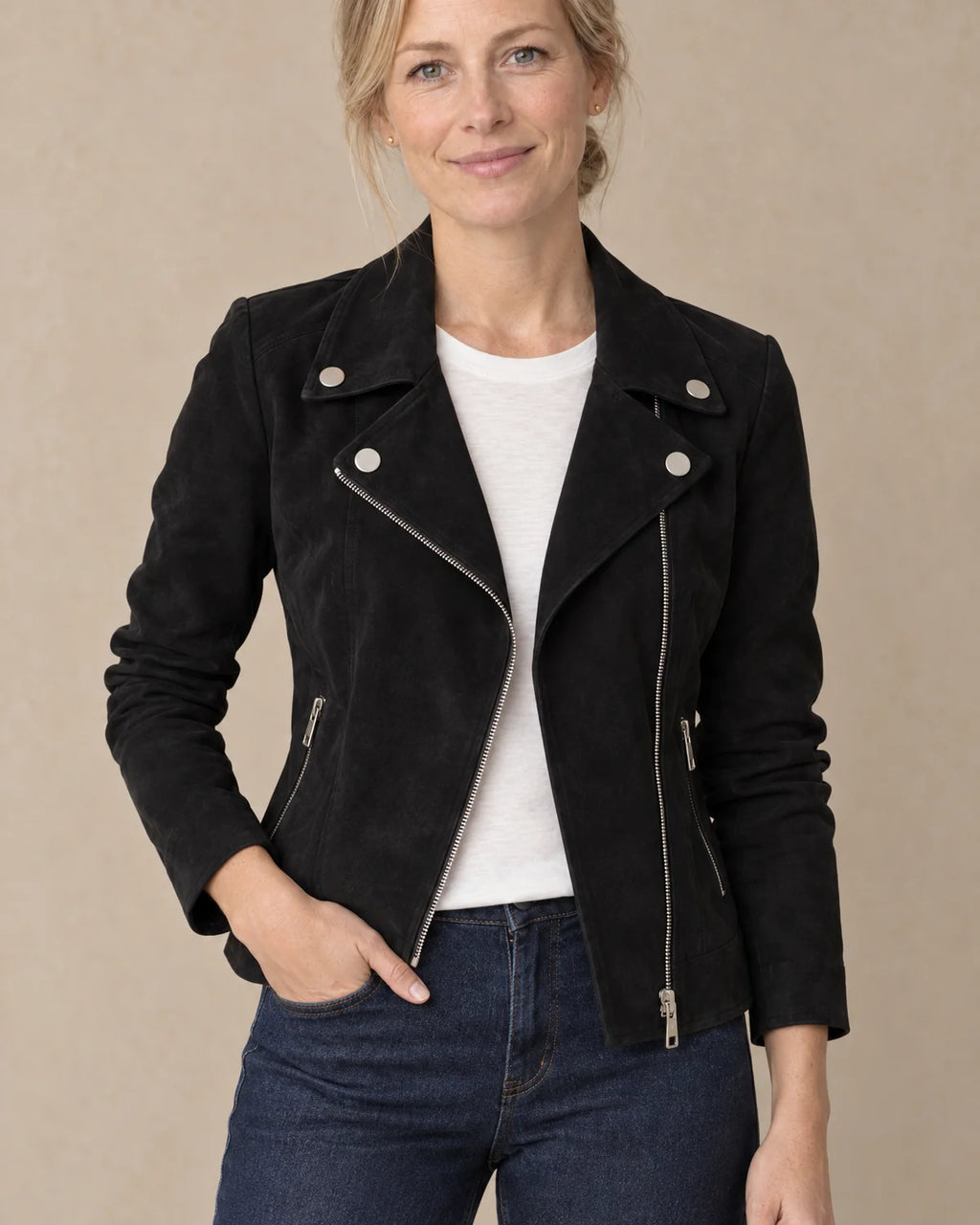Korte Jas Dames Bikermodel met Schuine Rits in Zwart, gedragen door model, detail van kraag en schuine rits