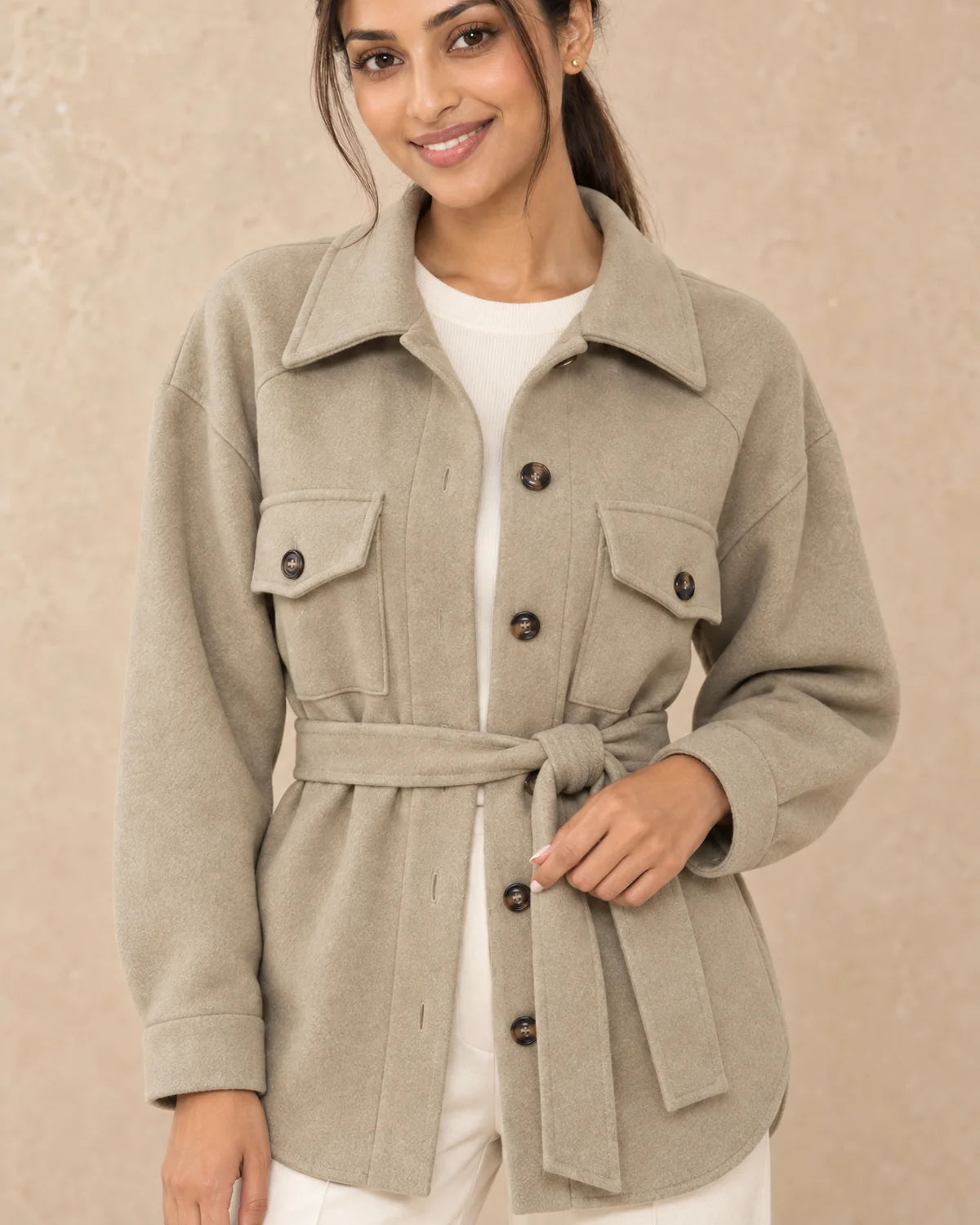 Korte Jas Dames met Overhemdkraag en Borstzakken in Khaki, gedragen door model, detail van kraag, knopen en borstzakken