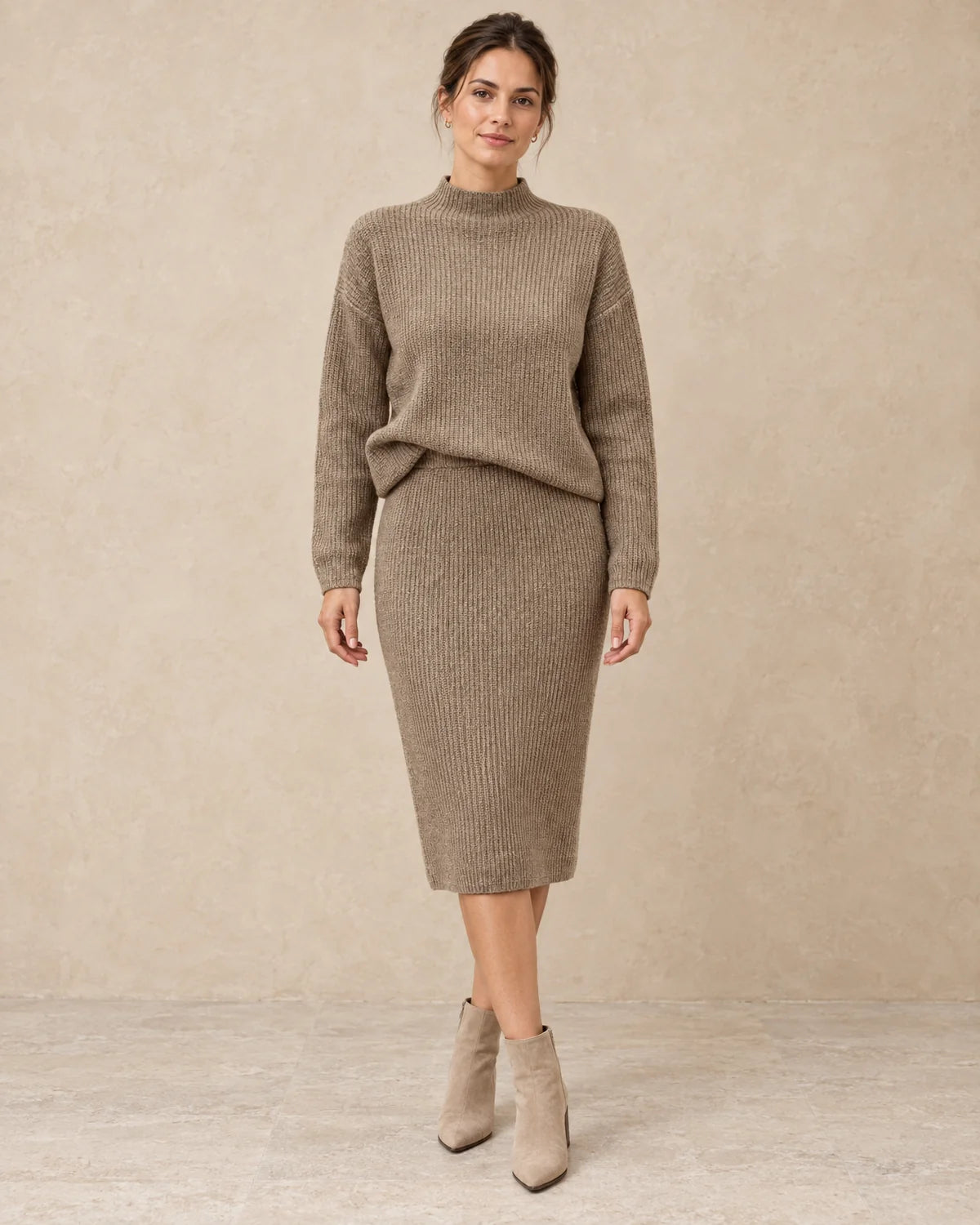 Gebreide Co-ord Set Dames met Rok in Beige, gedragen door model, vooraanzicht
