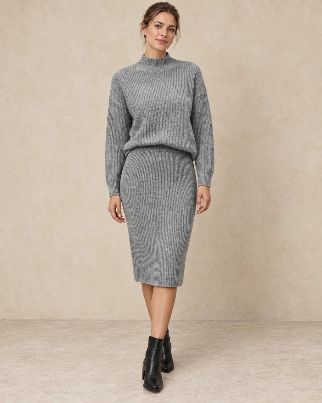Gebreide Co-ord Set Dames met Rok in Grijs, gedragen door model, vooraanzicht