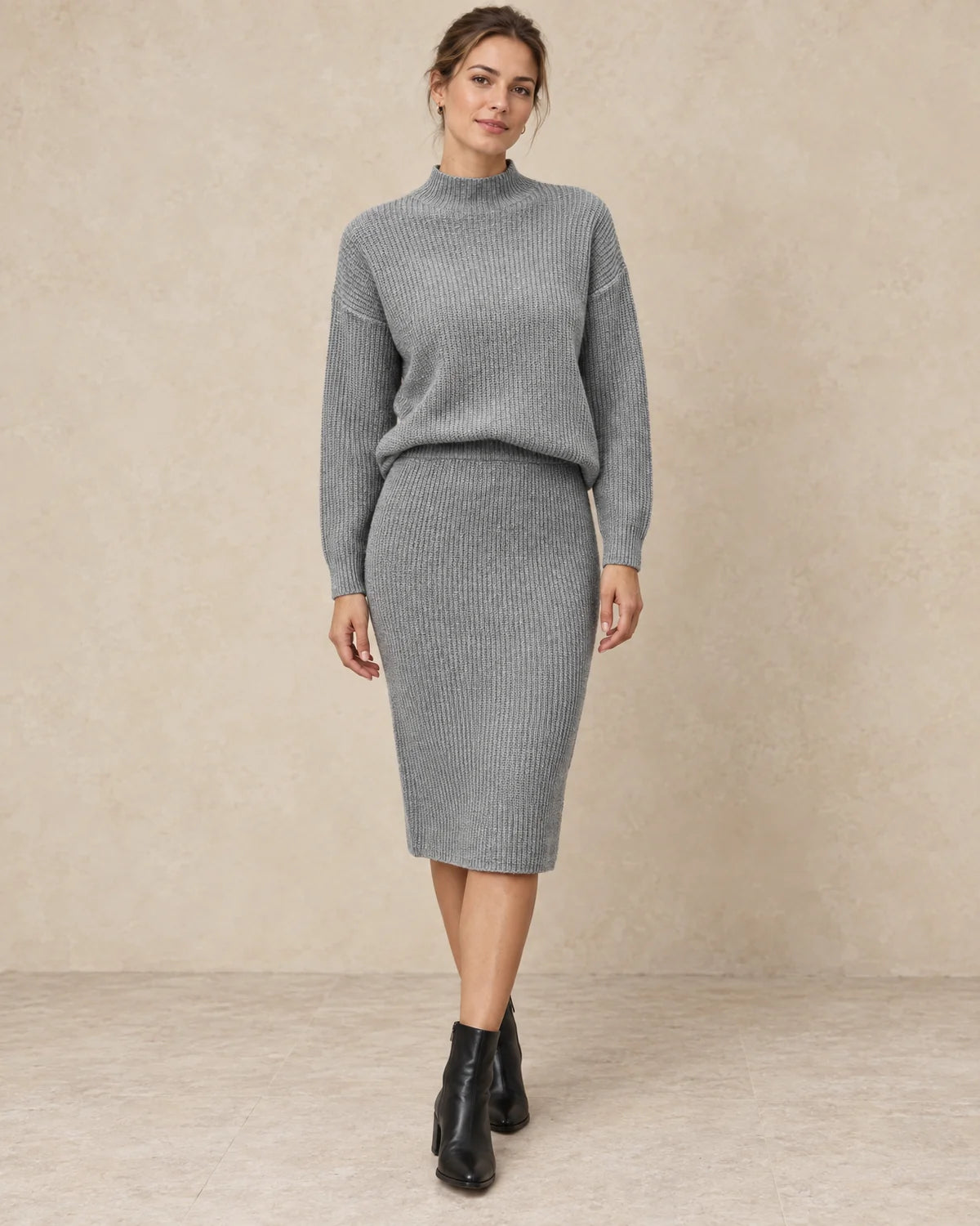 Gebreide Co-ord Set Dames met Rok in Grijs, gedragen door model, vooraanzicht