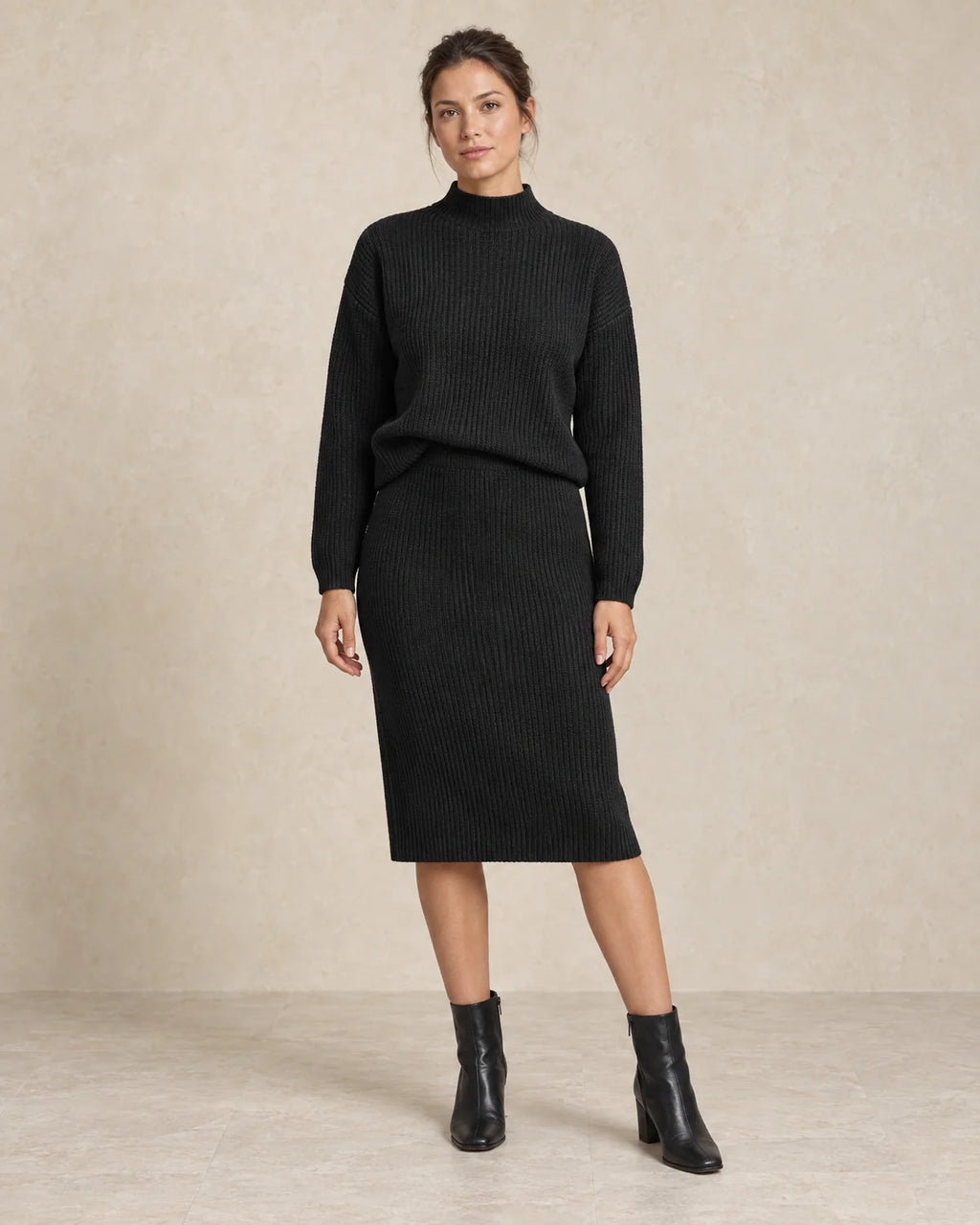 Gebreide Co-ord Set Dames met Rok in Zwart, gedragen door model, vooraanzicht