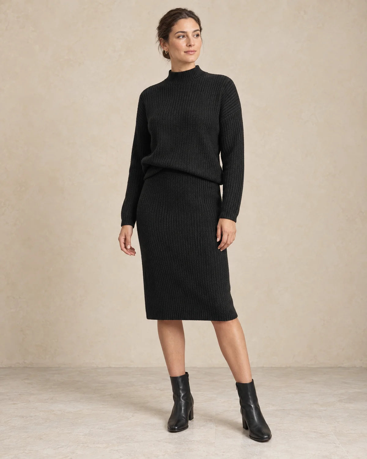 Gebreide Co-ord Set Dames met Rok in Zwart, gedragen door model, driekwart aanzicht