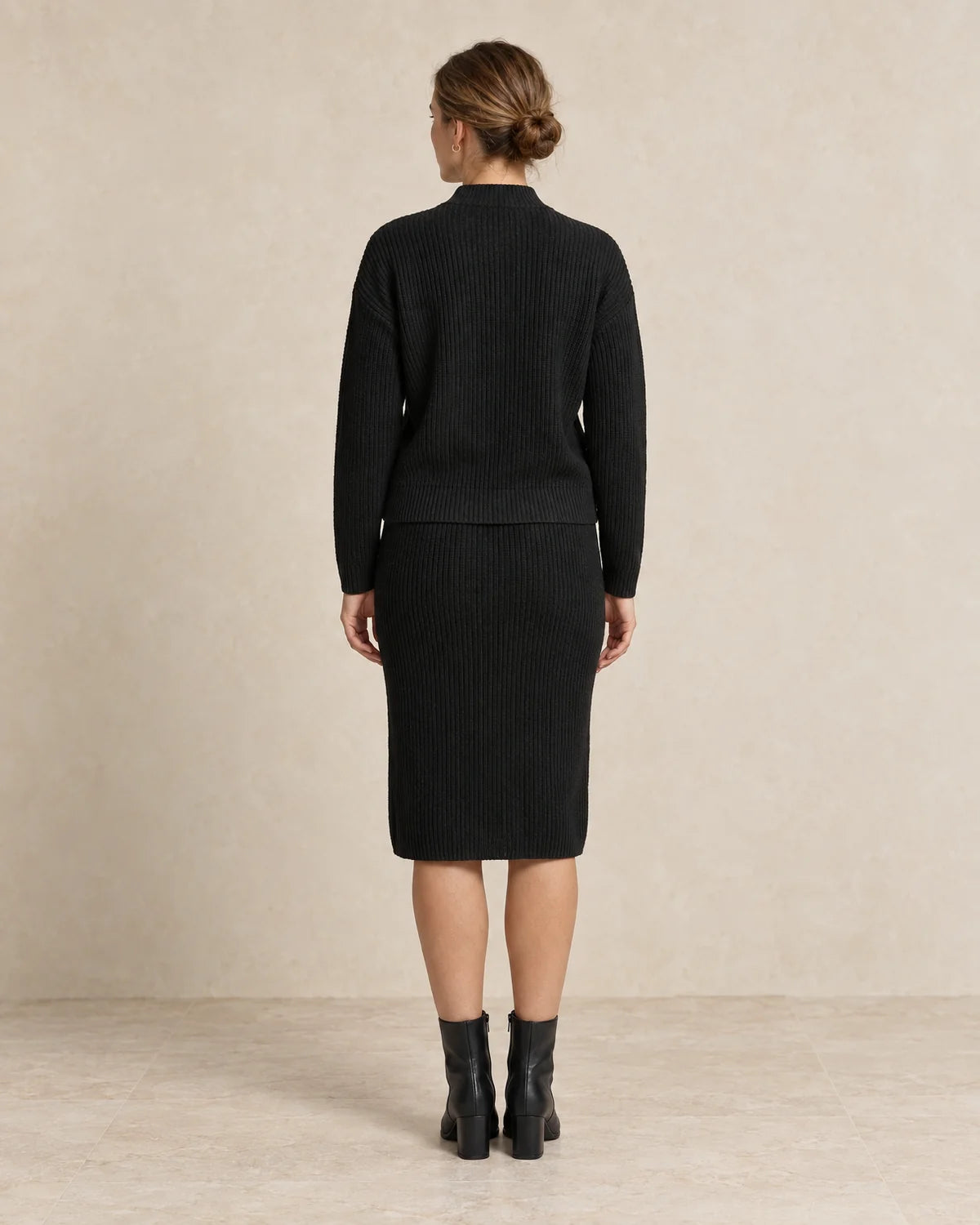 Gebreide Co-ord Set Dames met Rok in Zwart, gedragen door model, achteraanzicht