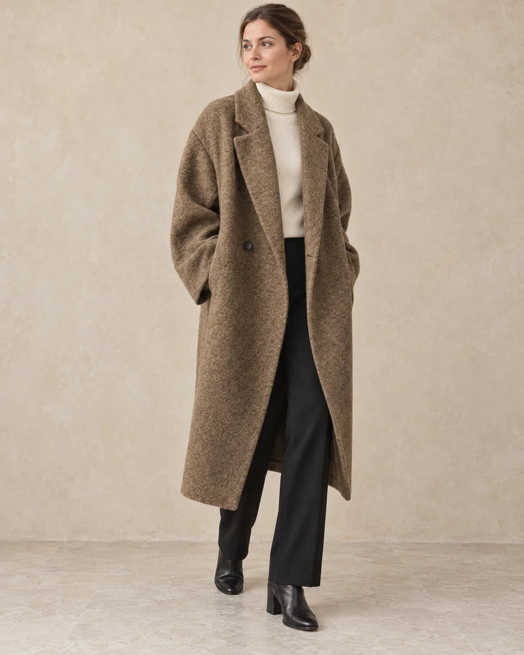 Lange Oversized Winterjas Dames in Bruin, gedragen door model, driekwart aanzicht