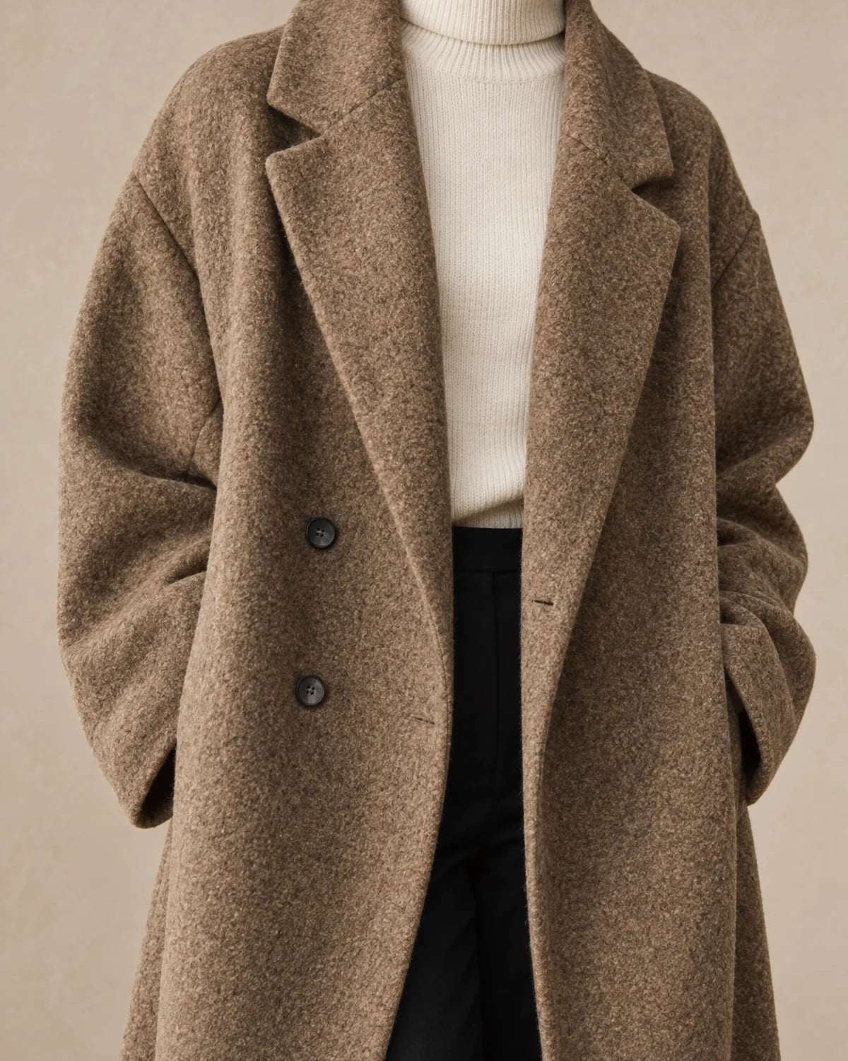 Lange Oversized Winterjas Dames in Bruin, gedragen door model, detail