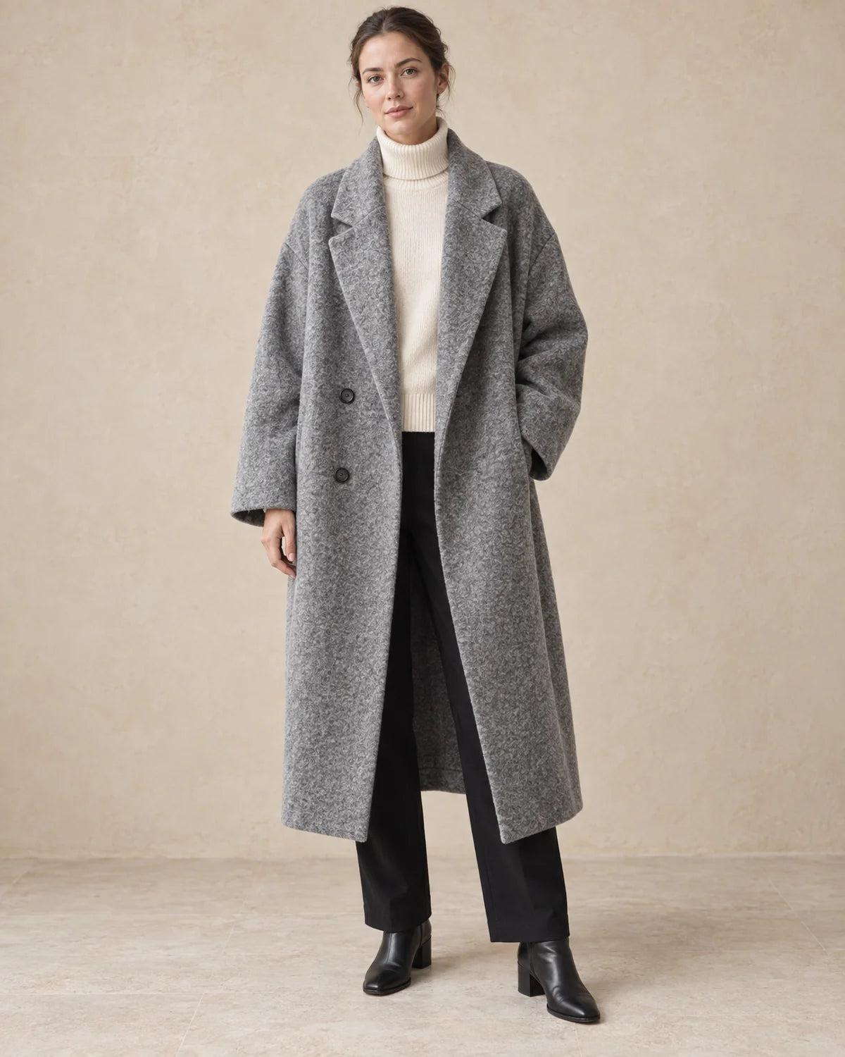 Lange Oversized Winterjas Dames in Grijs, gedragen door model, vooraanzicht