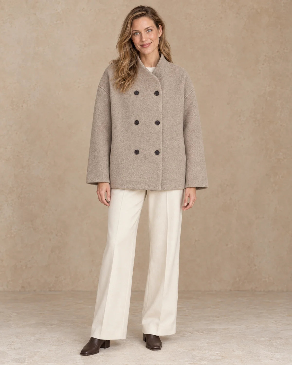 Korte Oversized Dubbelrij Jas Dames in Beige, gedragen door model, vooraanzicht