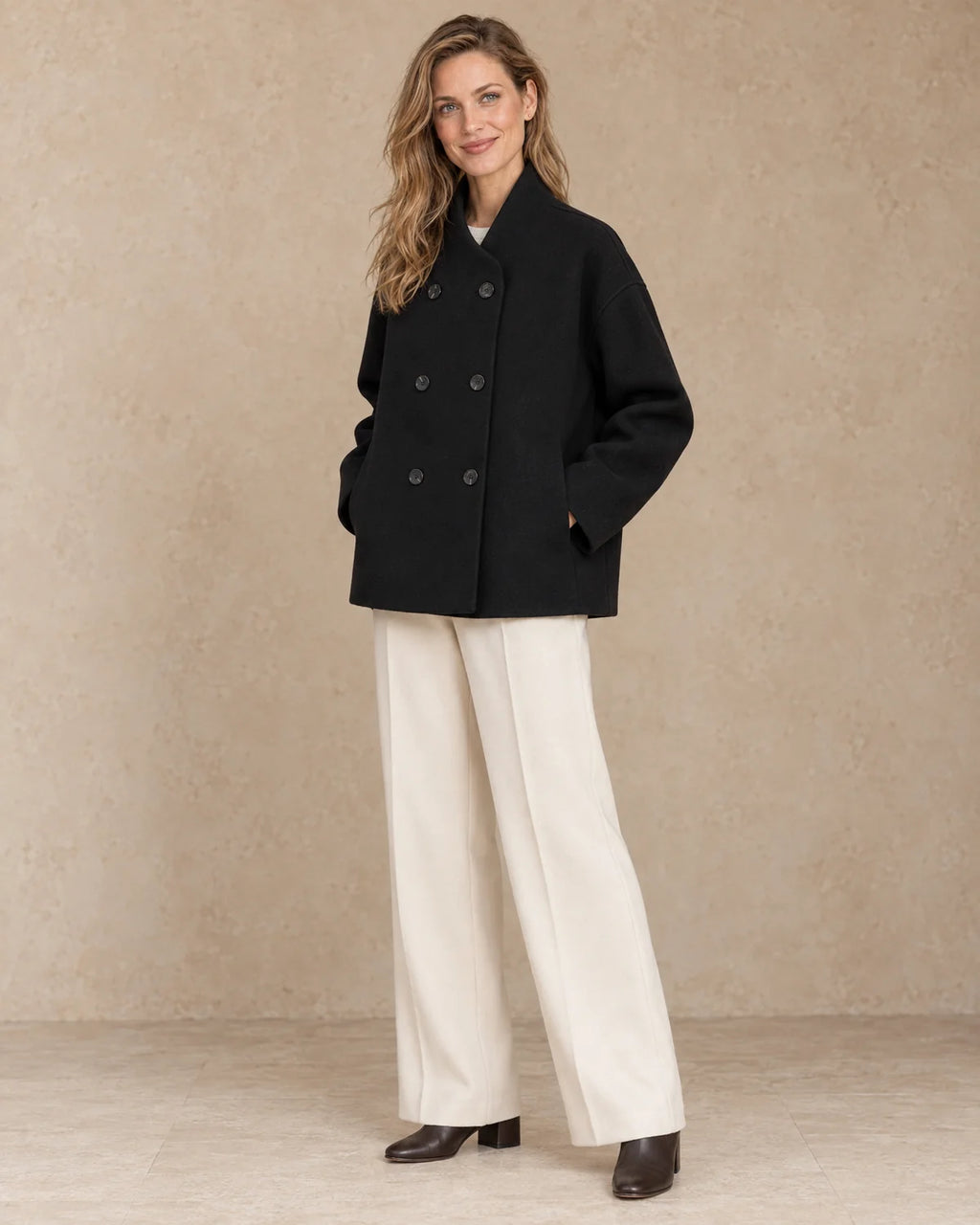 Korte Oversized Dubbelrij Jas Dames in Zwart, gedragen door model, driekwart aanzicht