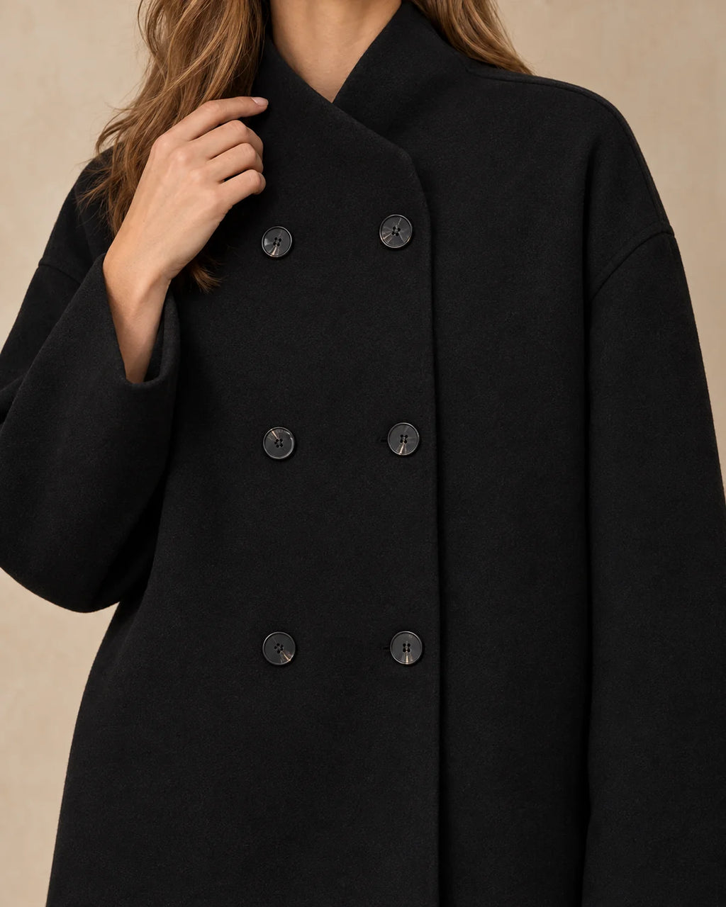 Korte Oversized Dubbelrij Jas Dames in Zwart, gedragen door model, detail