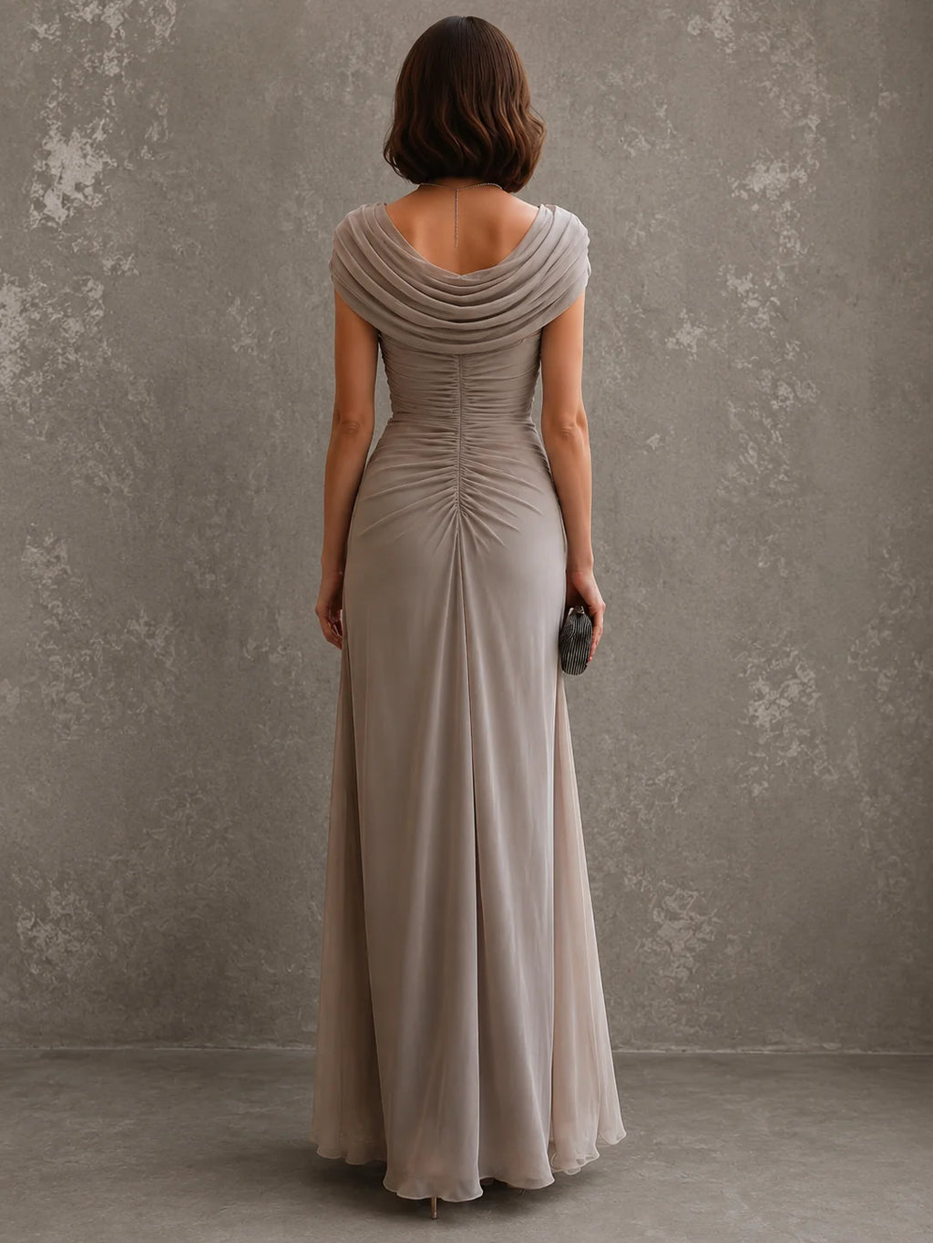 Maxi-Jurk Dames Bruiloftsgast met Waterval-Hals in Roze, gedragen door model, zijaanzicht