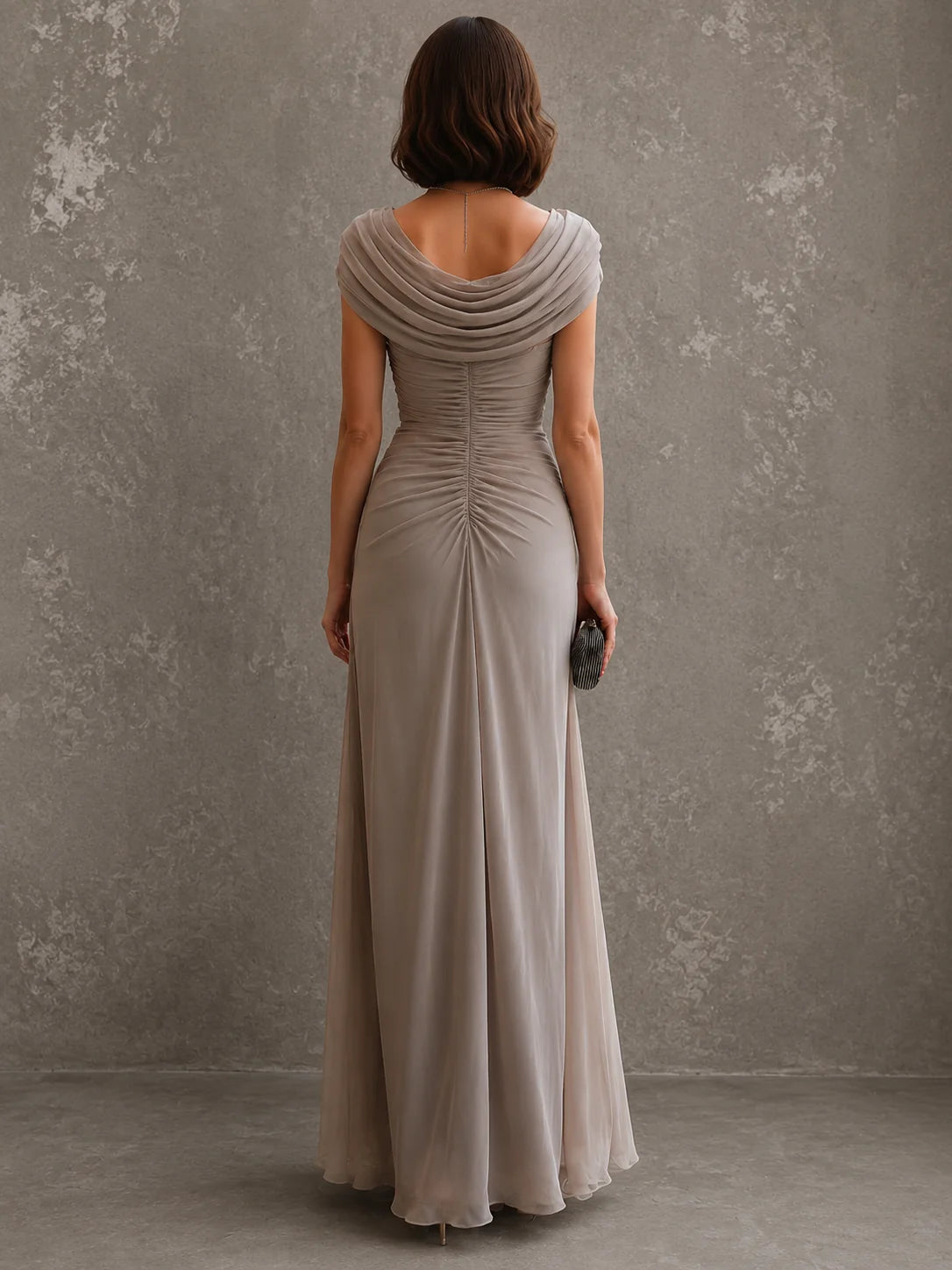 Maxi-Jurk Dames Bruiloftsgast met Waterval-Hals in Roze, gedragen door model, zijaanzicht