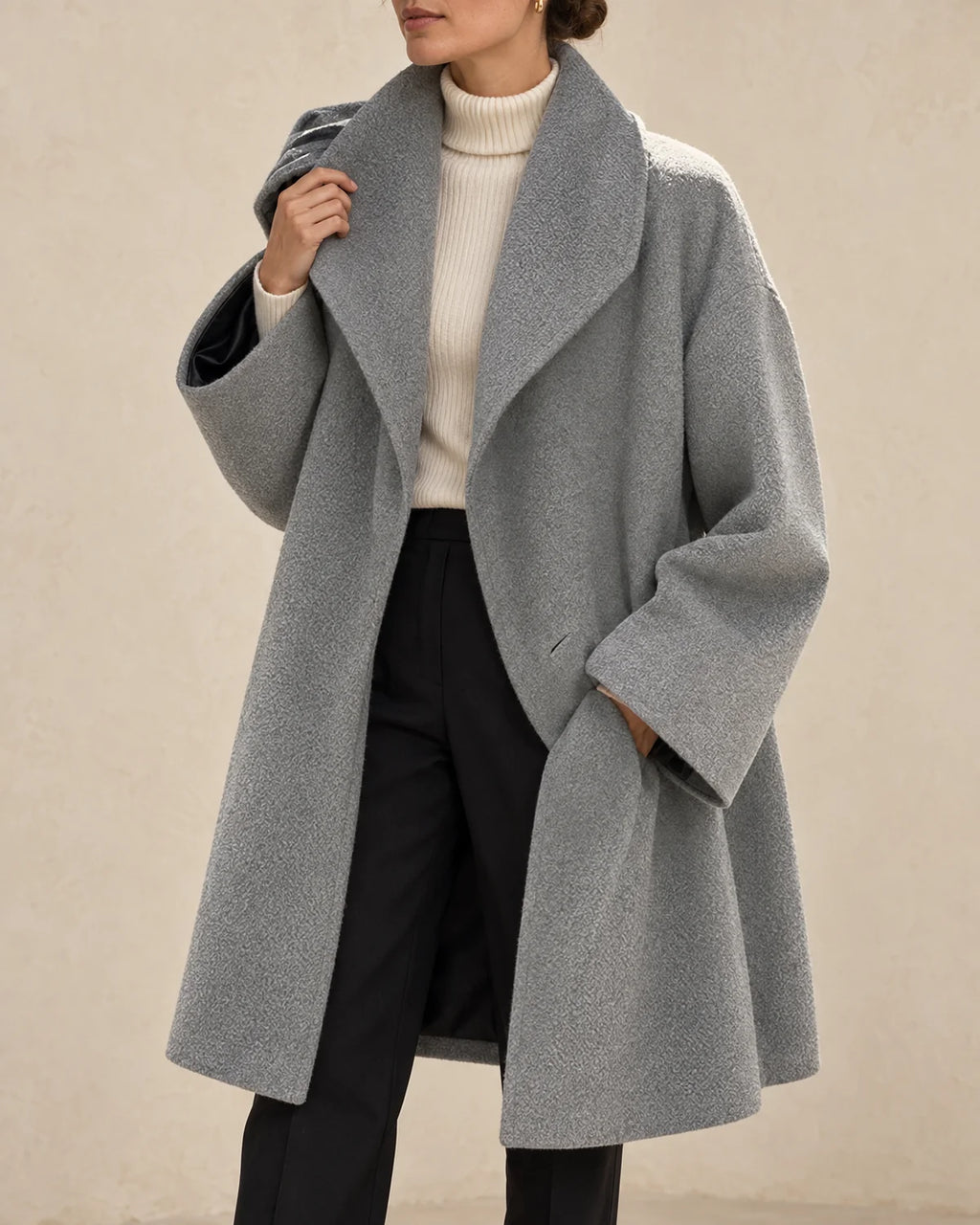 Oversized Jas Dames met Reverskraag in Grijs, gedragen door model, detail