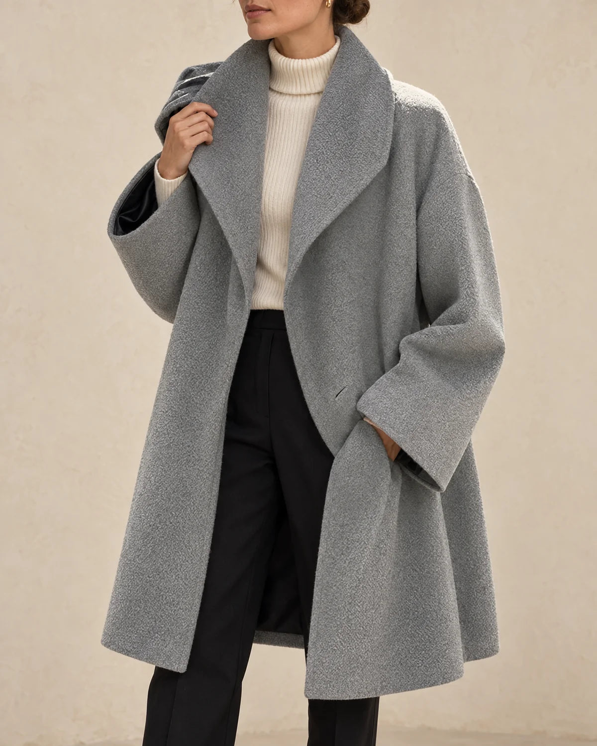 Oversized Jas Dames met Reverskraag in Grijs, gedragen door model, detail