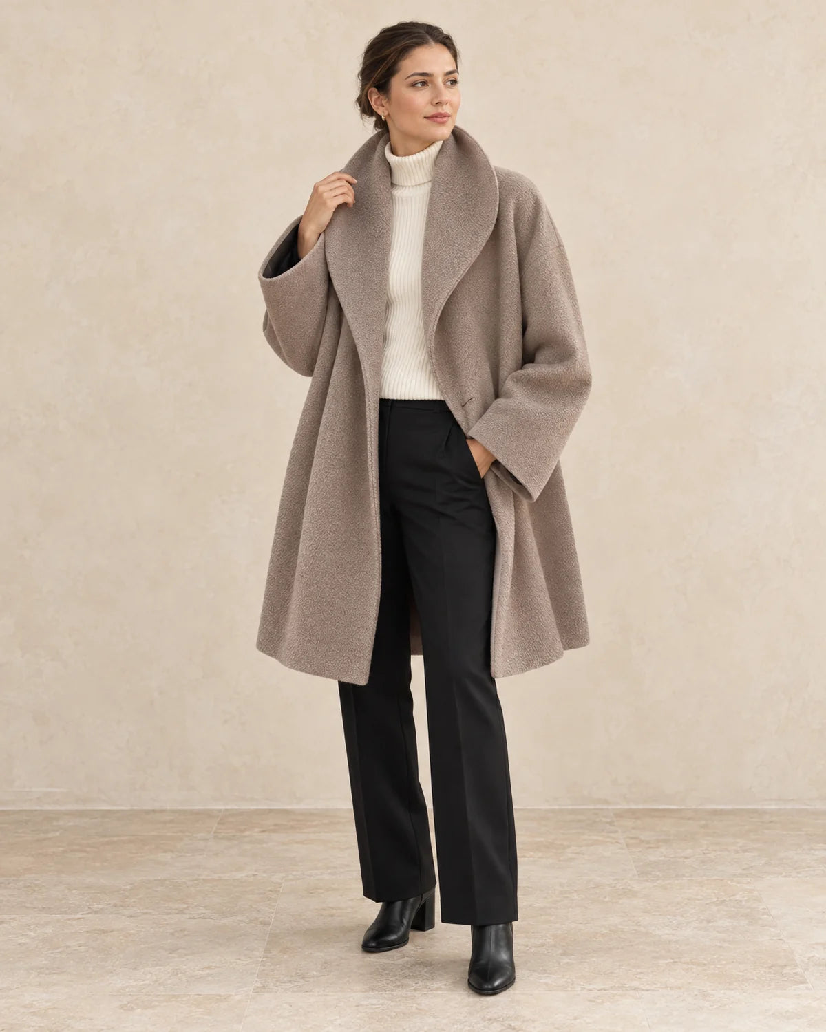 Oversized Jas Dames met Reverskraag in Khaki, gedragen door model, vooraanzicht