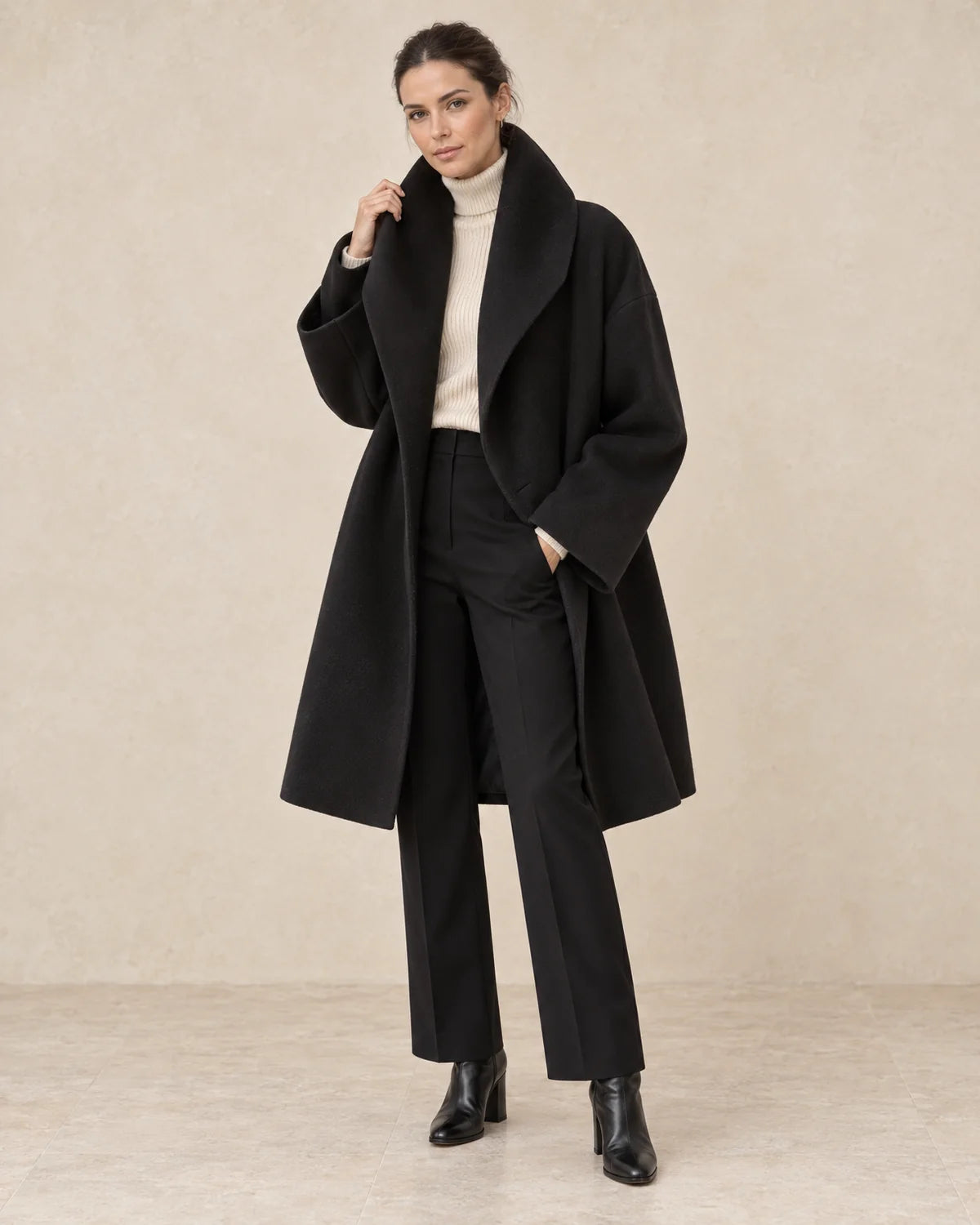 Oversized Jas Dames met Reverskraag in Zwart, gedragen door model, vooraanzicht