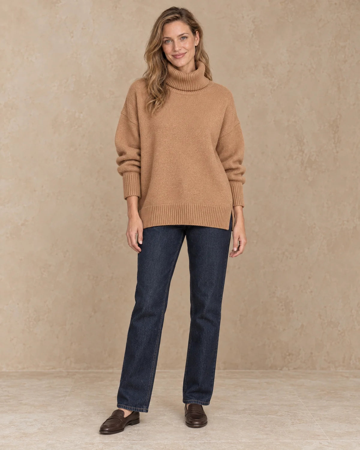 Oversized Trui Dames met Hoge Col in Cognac, gedragen door model, vooraanzicht