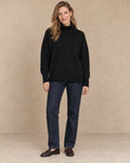 Oversized Trui Dames met Hoge Col in Zwart, gedragen door model, vooraanzicht