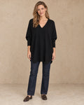 Oversized V-hals Trui Dames in Zwart, gedragen door model, vooraanzicht