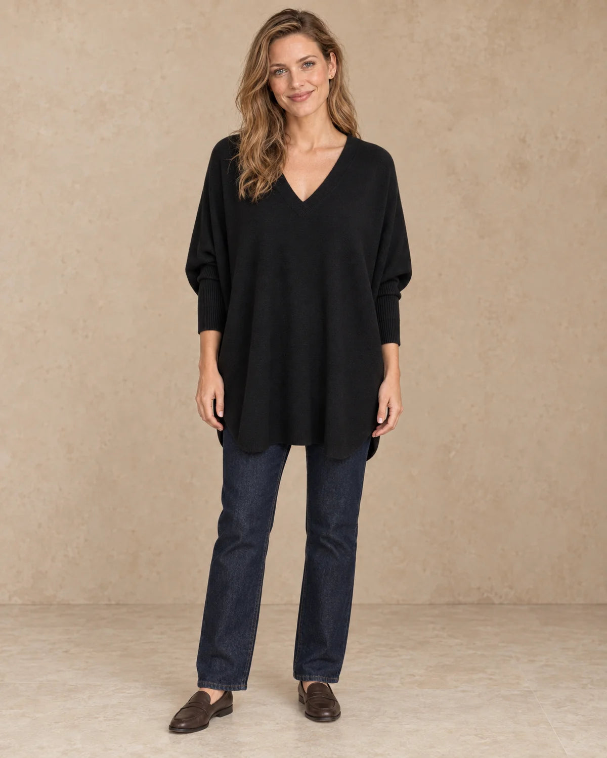 Oversized V-hals Trui Dames in Zwart, gedragen door model, vooraanzicht