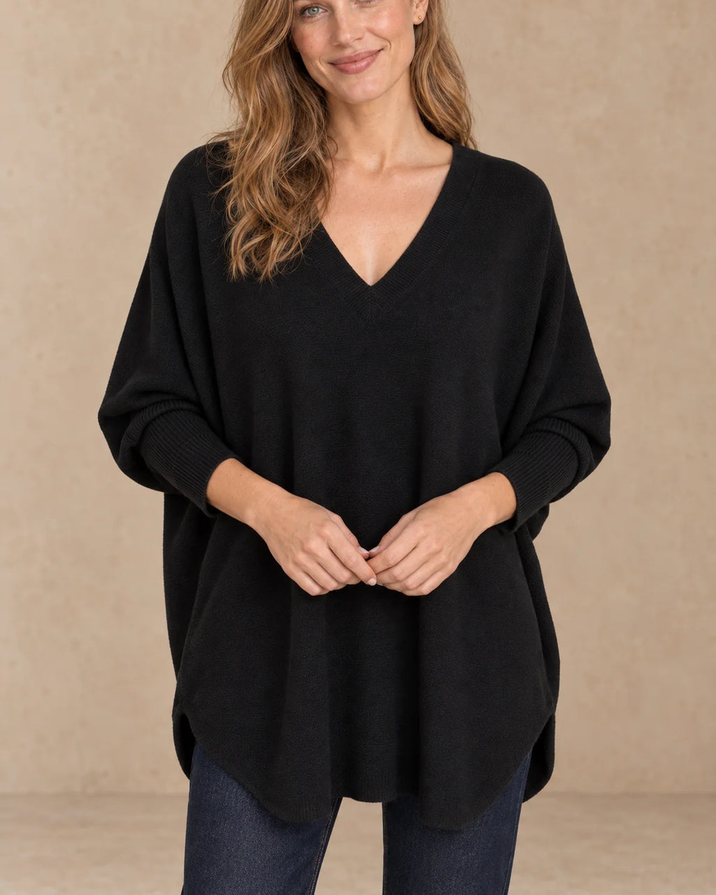 Oversized V-hals Trui Dames in Zwart, gedragen door model, detail van V-hals