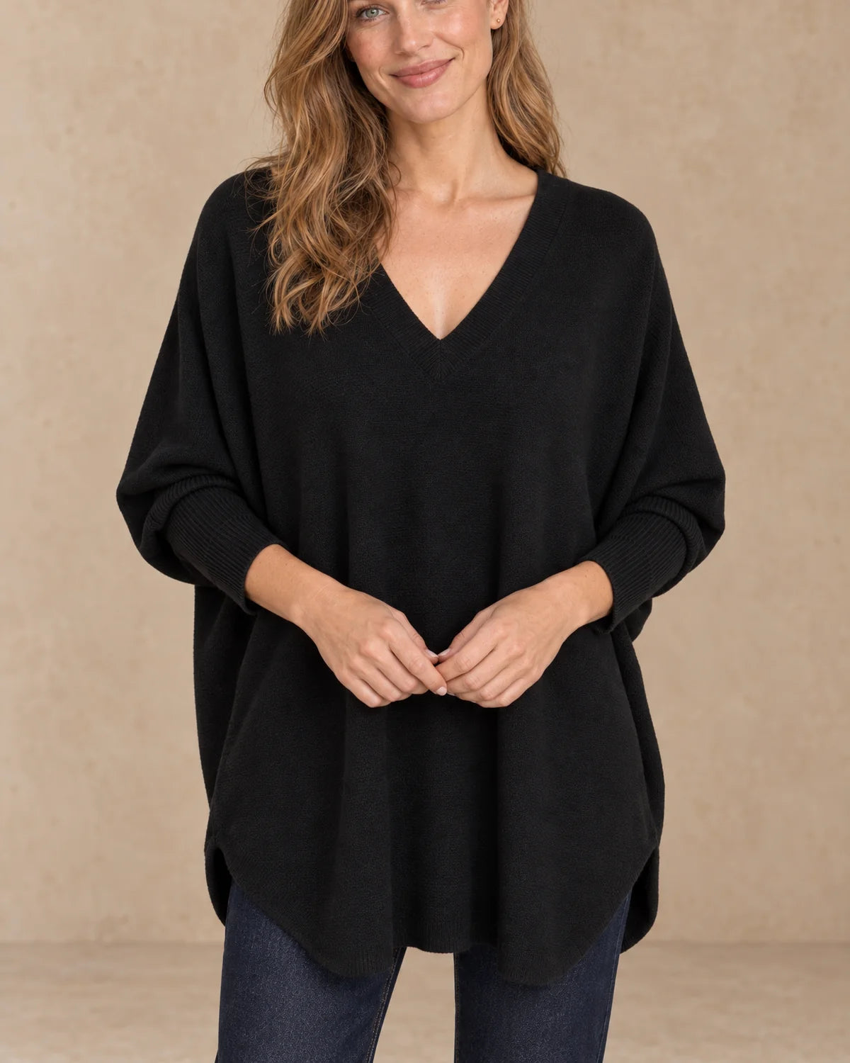 Oversized V-hals Trui Dames in Zwart, gedragen door model, detail van V-hals