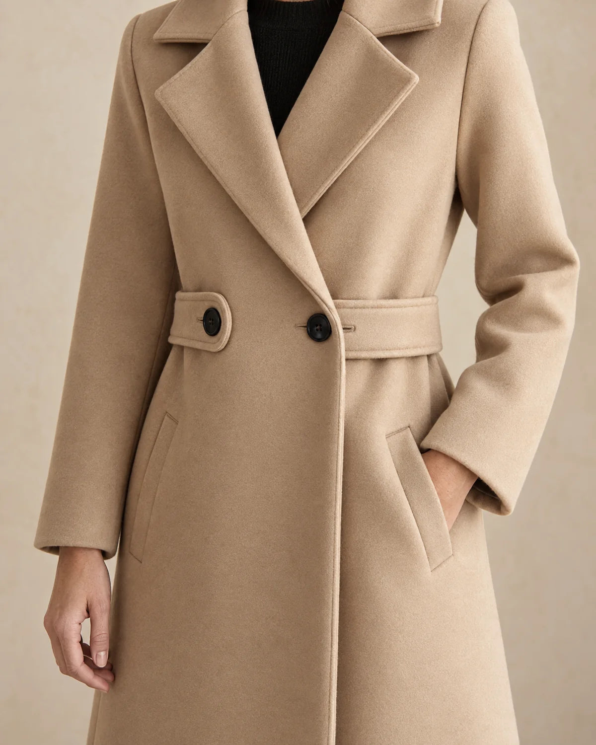 Getailleerde Jas Dames met Taillelus in Camel, gedragen door model, detail