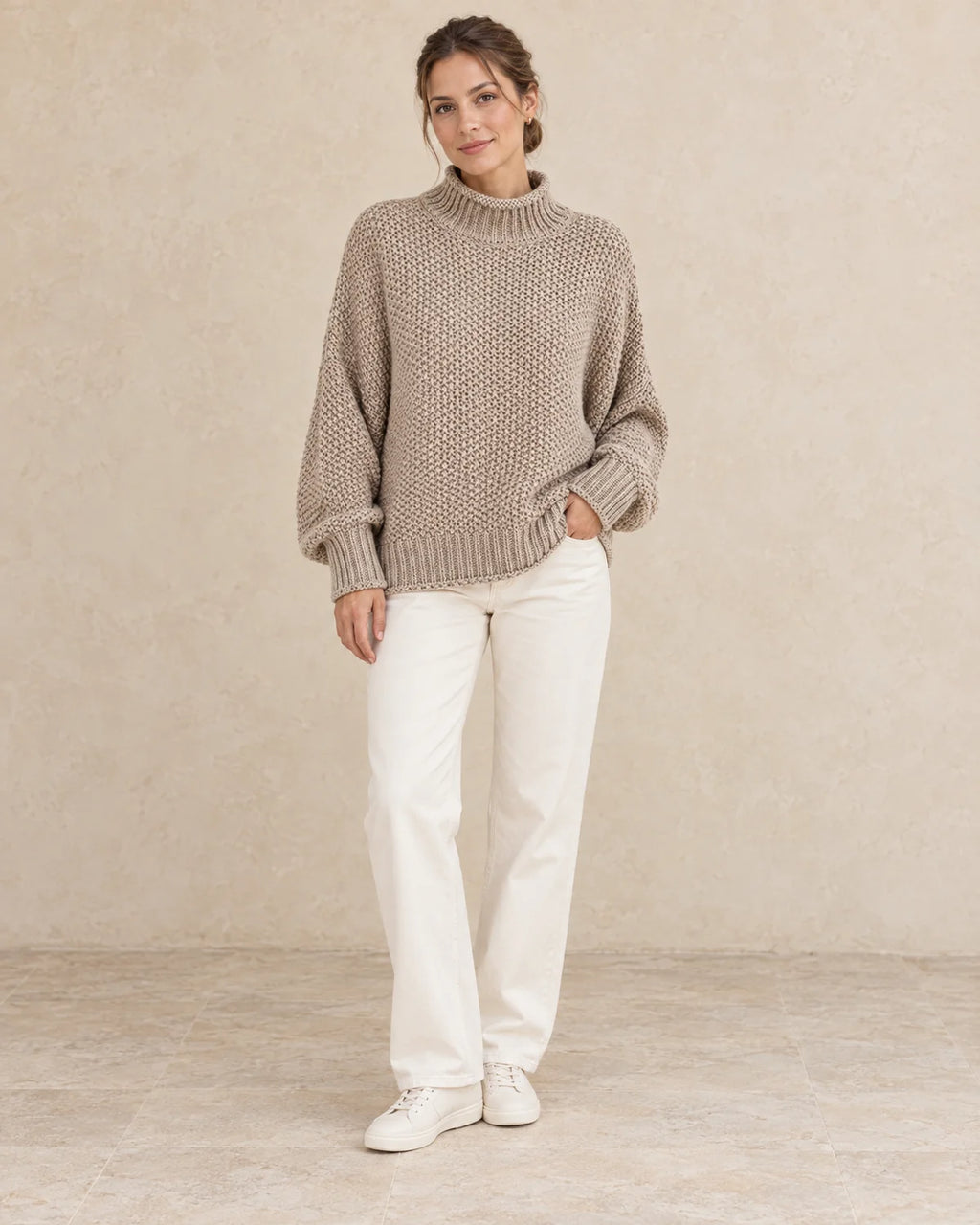 Oversized Gebreide Trui Dames in Beige, gedragen door model, vooraanzicht