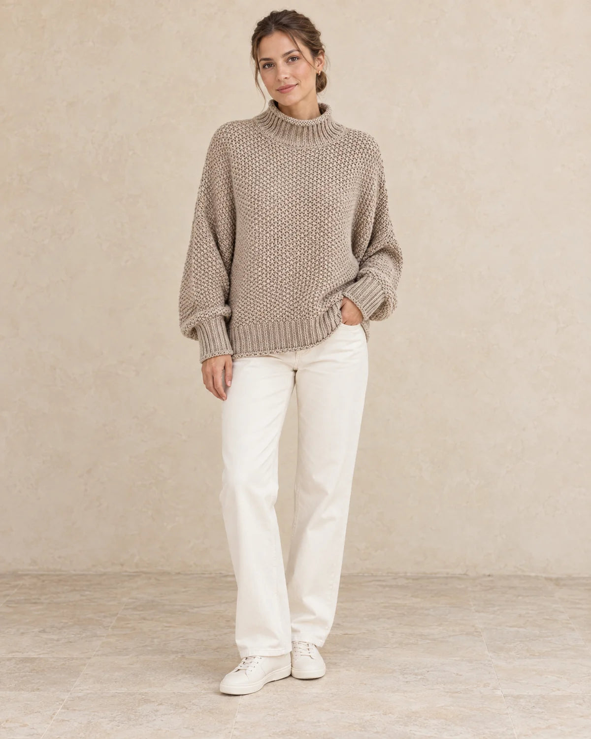 Oversized Gebreide Trui Dames in Beige, gedragen door model, vooraanzicht