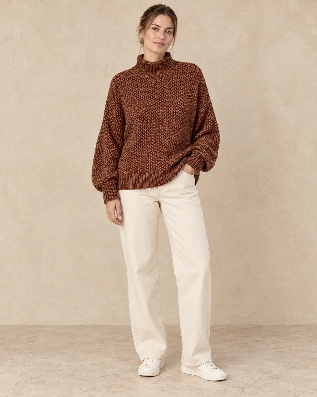 Oversized Gebreide Trui Dames in Bruin, gedragen door model, vooraanzicht