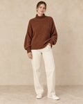 Oversized Gebreide Trui Dames in Bruin, gedragen door model, vooraanzicht