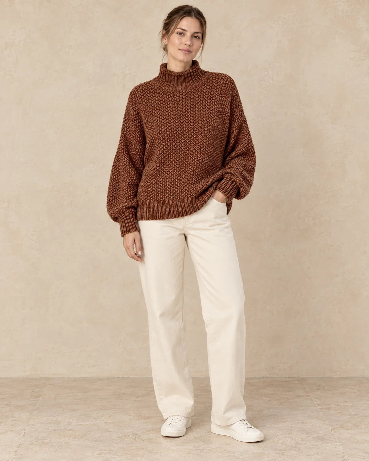 Oversized Gebreide Trui Dames in Bruin, gedragen door model, vooraanzicht