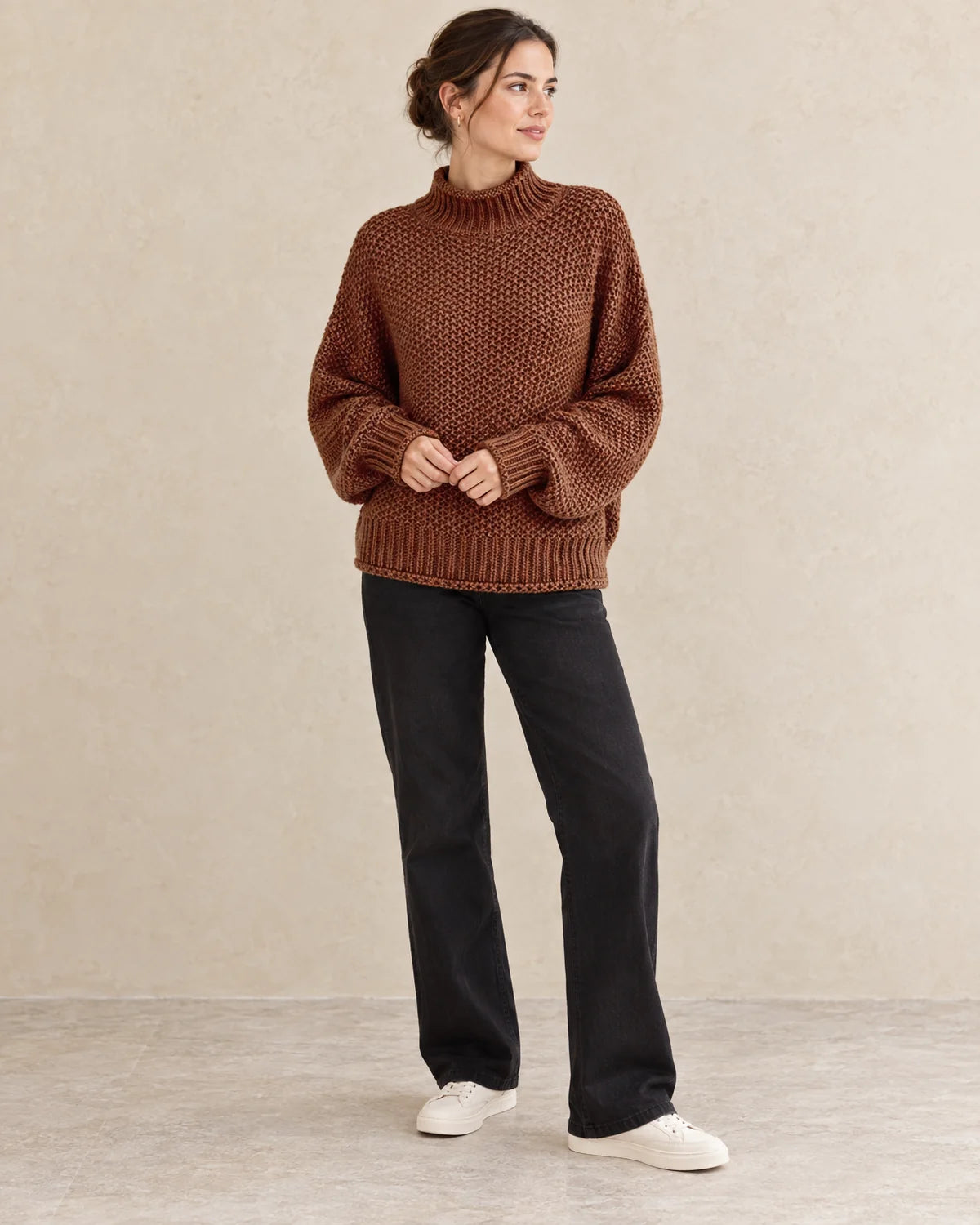 Oversized Gebreide Trui Dames in Bruin, gedragen door model, driekwart aanzicht