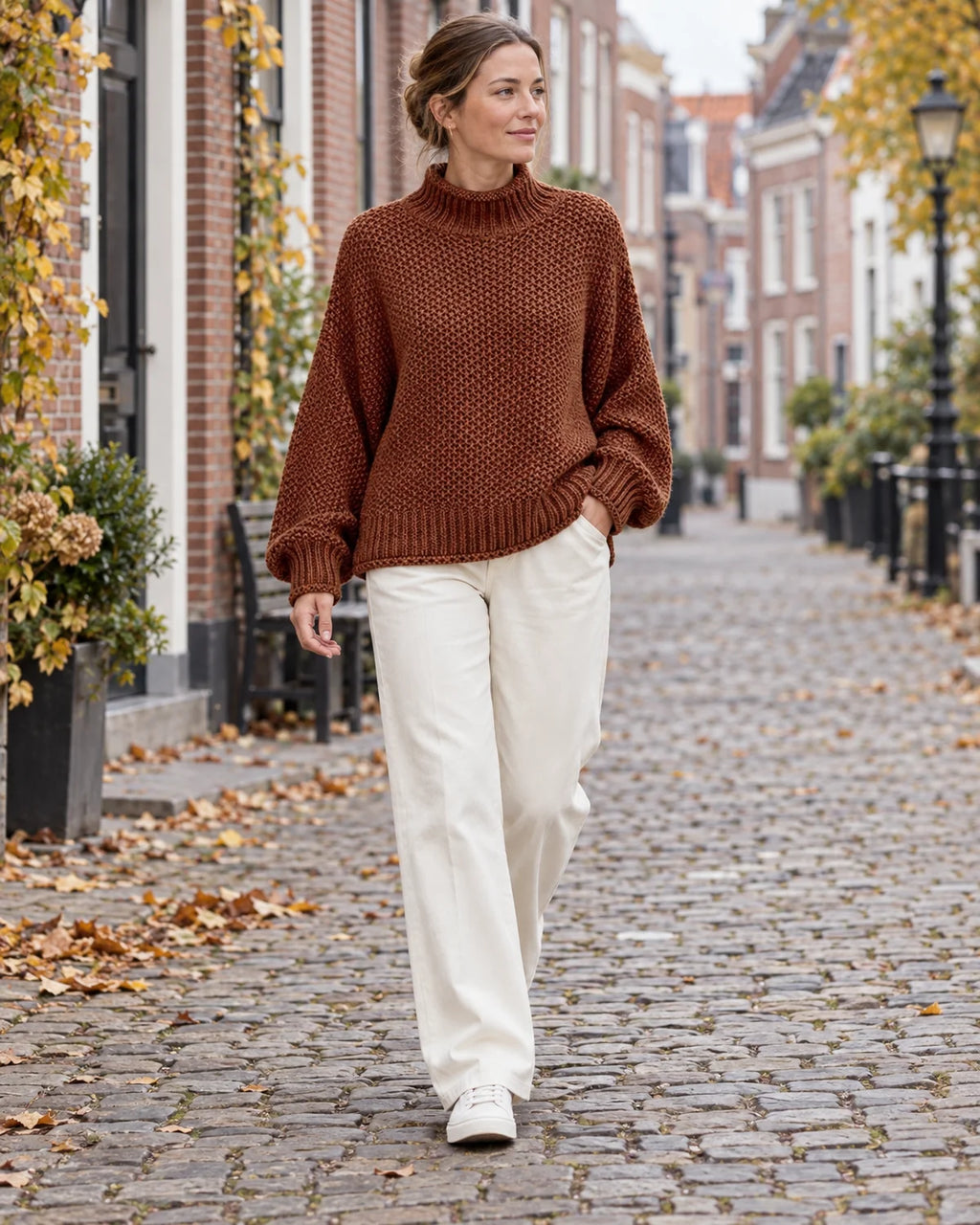 Oversized Gebreide Trui Dames in Bruin, gedragen door model, buiten