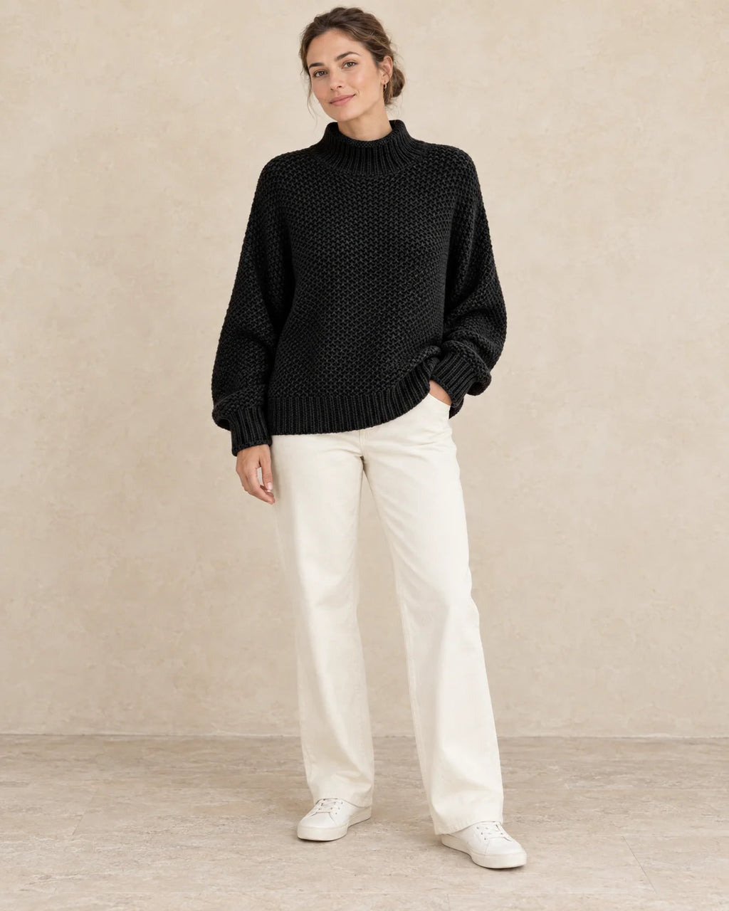 Oversized Gebreide Trui Dames in Zwart, gedragen door model, vooraanzicht