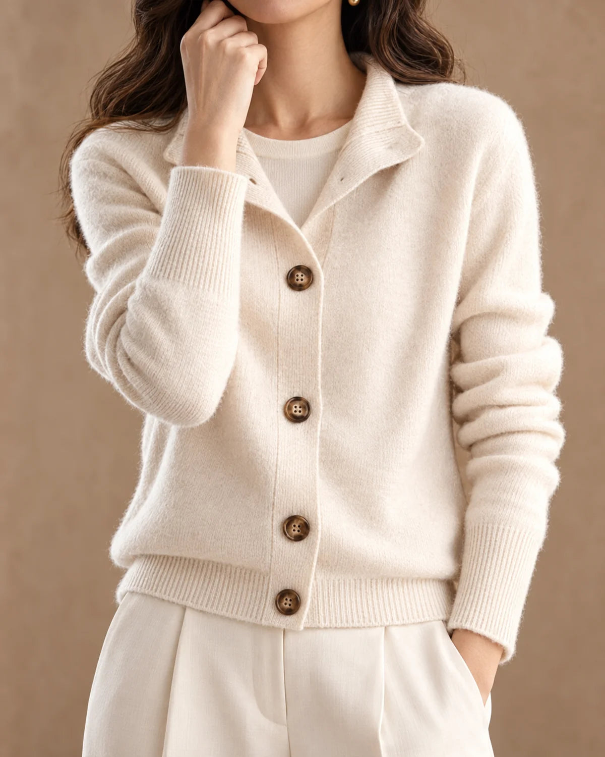 Fijngebreid Getailleerd Vest Dames met Knopen in Beige, gedragen door model, detail