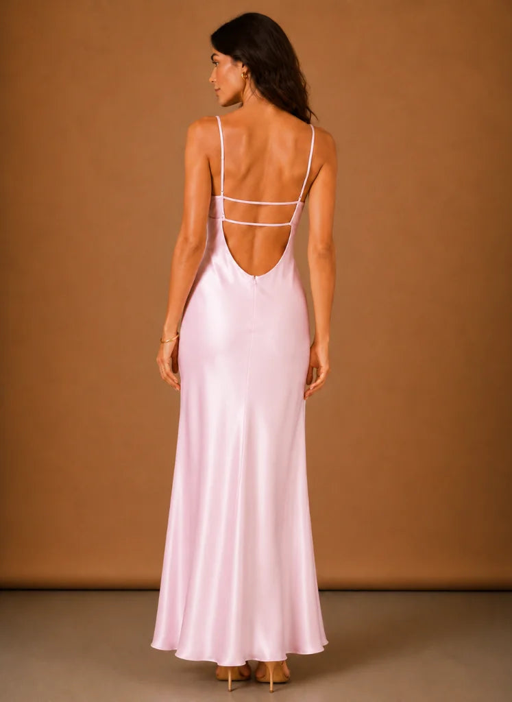 Satijnen Maxi-Jurk Dames met Waterval-Hals in Geel, gedragen door model, detailfoto