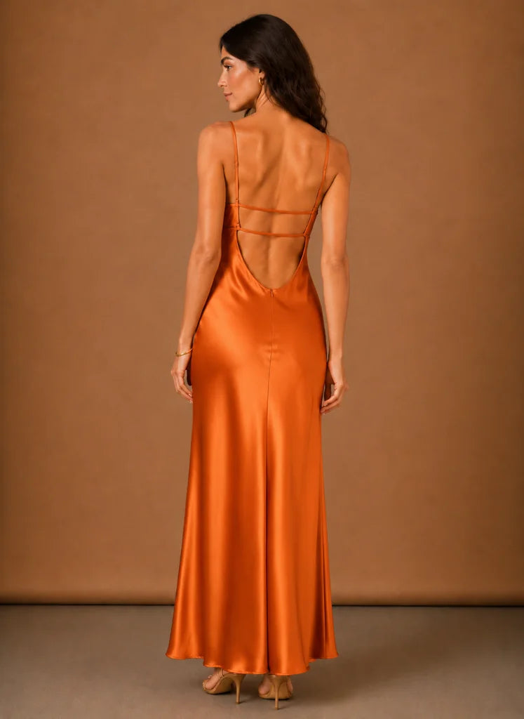 Satijnen Maxi-Jurk Dames met Waterval-Hals in Geel, gedragen door model, stylingbeeld