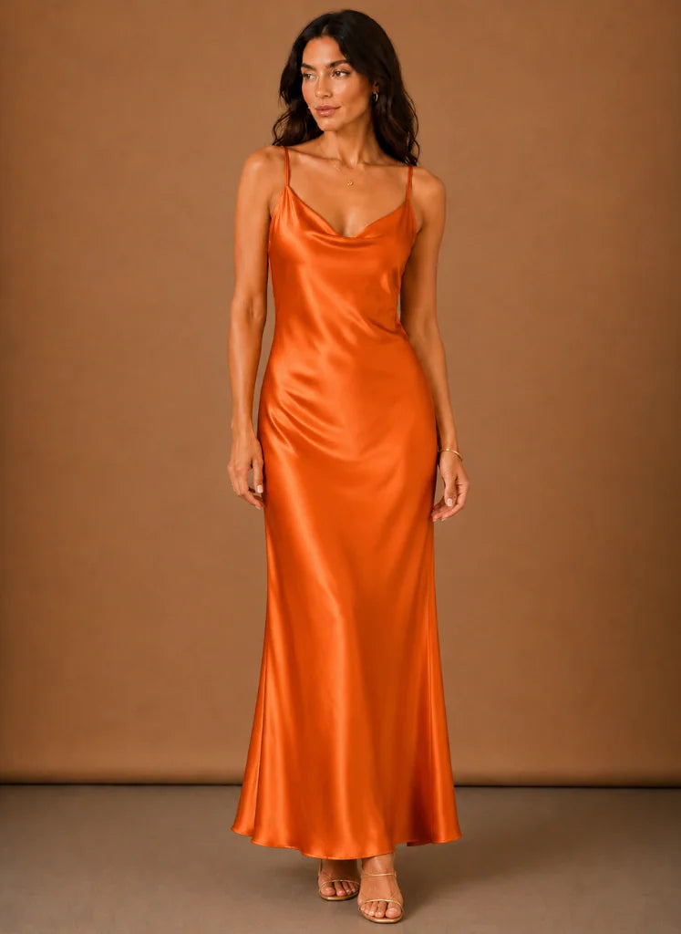 Satijnen Maxi-Jurk Dames met Waterval-Hals in Oranje, productfoto