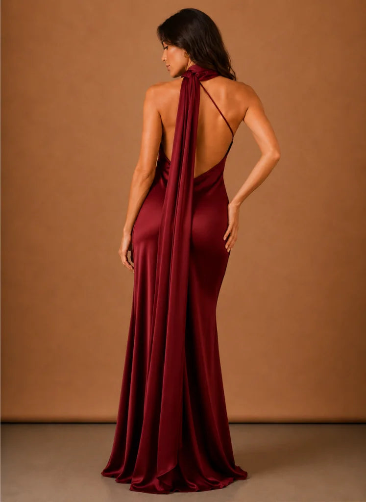 Satijnen One-Shoulder Maxi-Jurk Dames in Zwart, gedragen door model, zijaanzicht