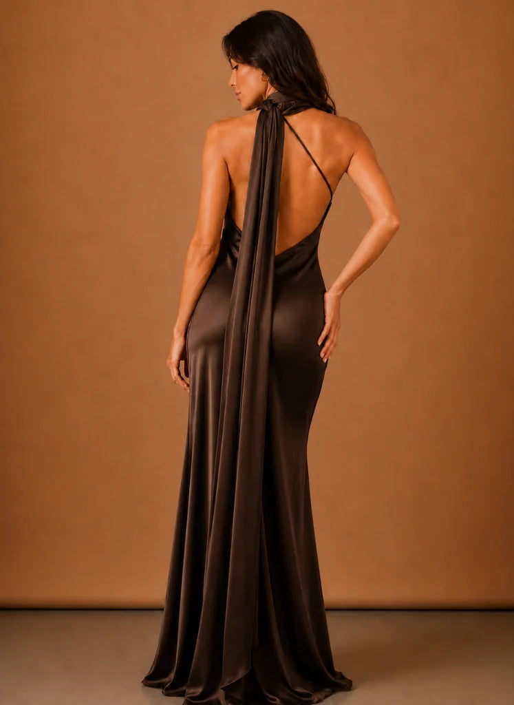 Satijnen One-Shoulder Maxi-Jurk Dames in Zwart, gedragen door model, stylingbeeld