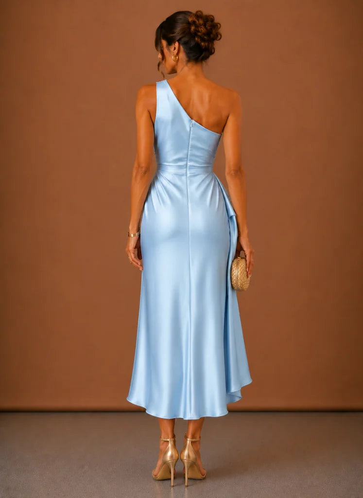 Satijnen One-Shoulder Midi-Jurk Dames in Lichtblauw, gedragen door model, zijaanzicht