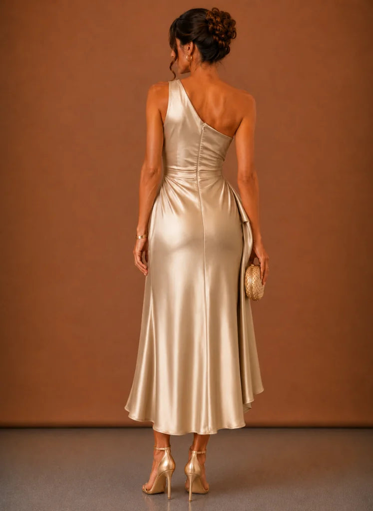 Satijnen One-Shoulder Midi-Jurk Dames in Lichtblauw, gedragen door model, achteraanzicht