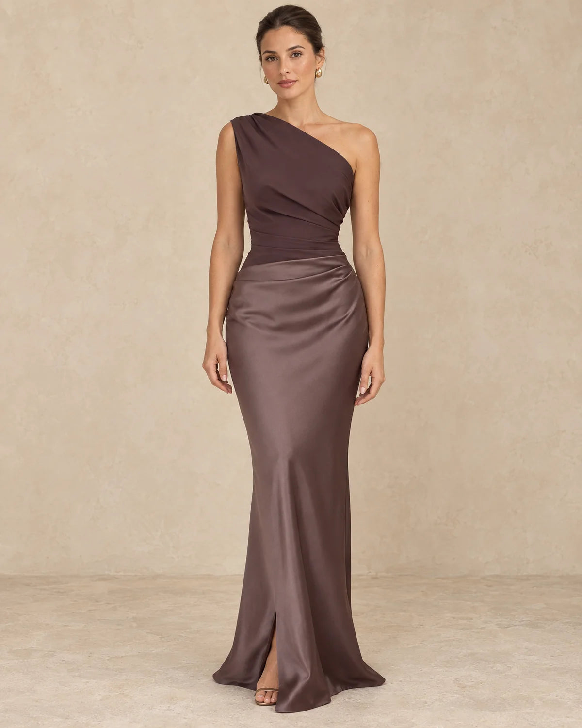 Lange Galajurk Dames One Shoulder in Bruin, gedragen door model, vooraanzicht
