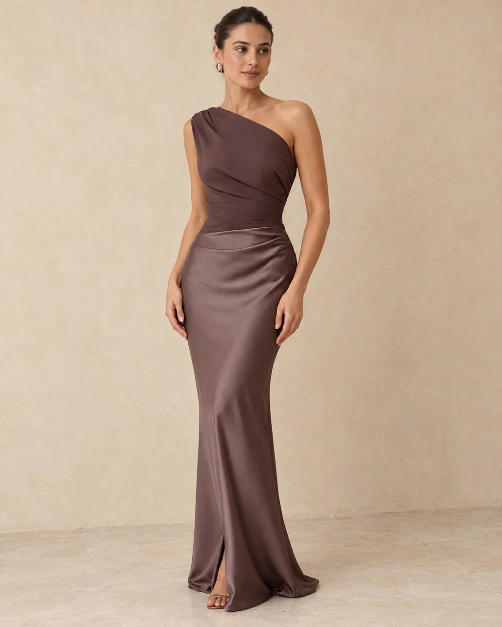 Lange Galajurk Dames One Shoulder in Bruin, gedragen door model, driekwart aanzicht