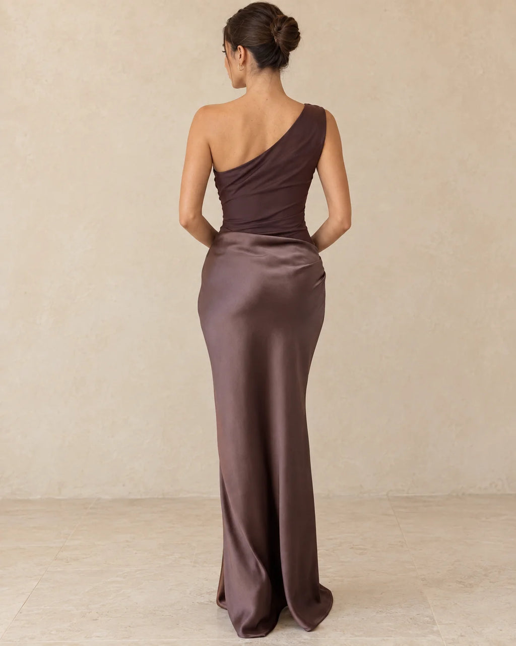 Lange Galajurk Dames One Shoulder in Bruin, gedragen door model, achteraanzicht