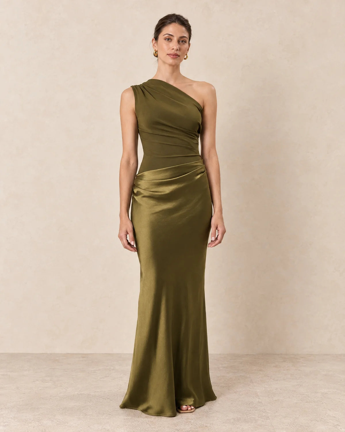 Lange Galajurk Dames One Shoulder in Olijfgroen, gedragen door model, vooraanzicht