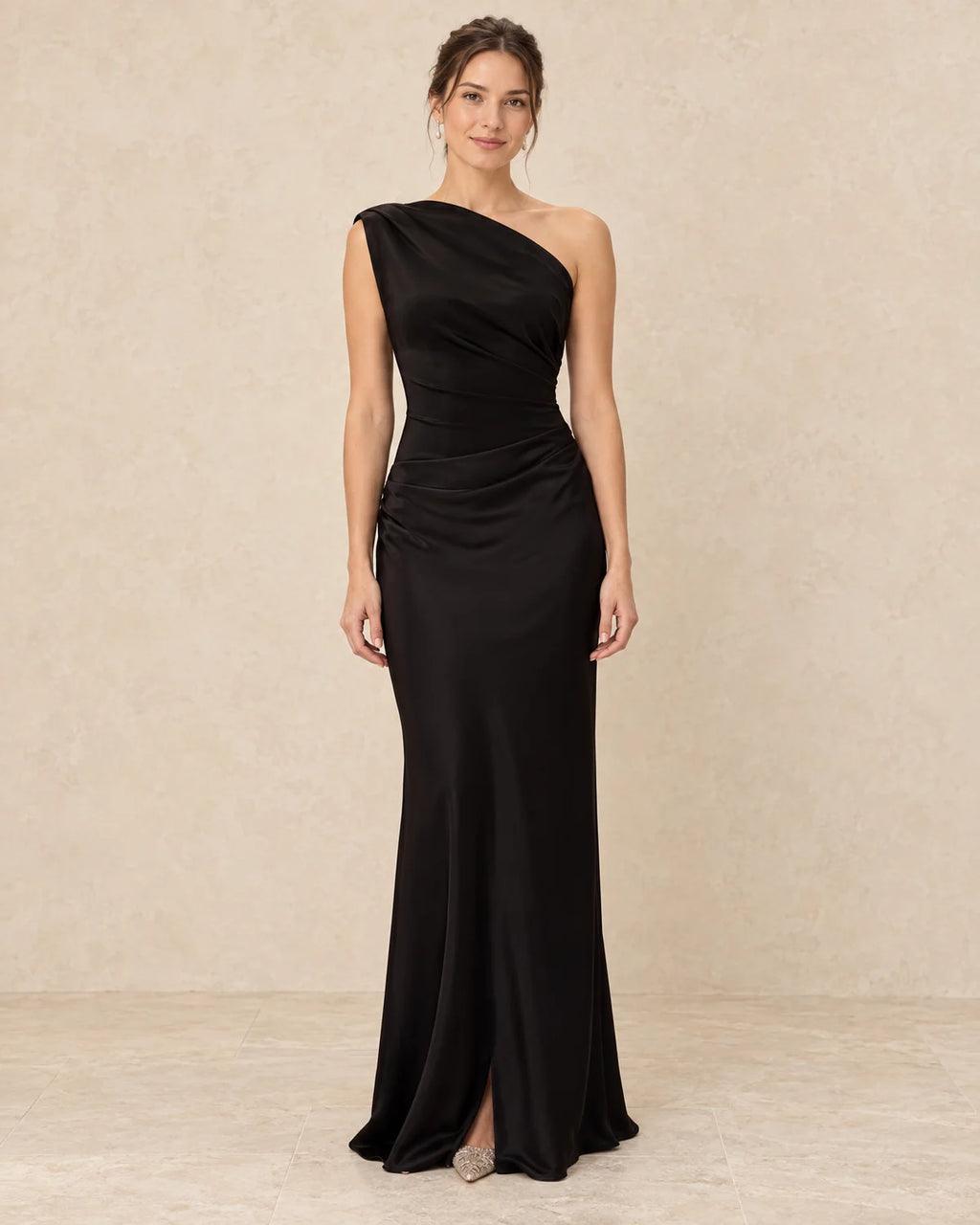 Lange Galajurk Dames One Shoulder in Zwart, gedragen door model, vooraanzicht