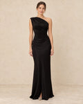 Lange Galajurk Dames One Shoulder in Zwart, gedragen door model, vooraanzicht